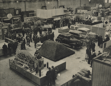 300293 Interieur van de Beatrixhal van de Jaarbeurs (Vredenburg) te Utrecht, met een overzicht van de verschillende ...